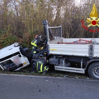 Incidente a Venegono Superiore, scontro tra un'auto e un camion: muore ragazzo di 20 anni