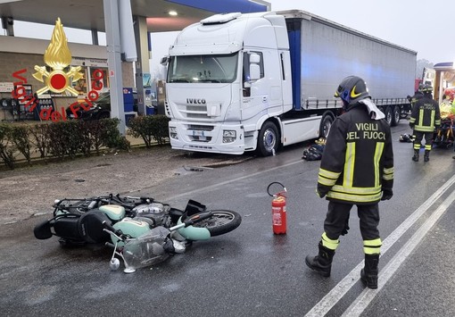 Moto contro auto nel Comasco, ventitrenne finisce sotto un camion in sosta: è grave