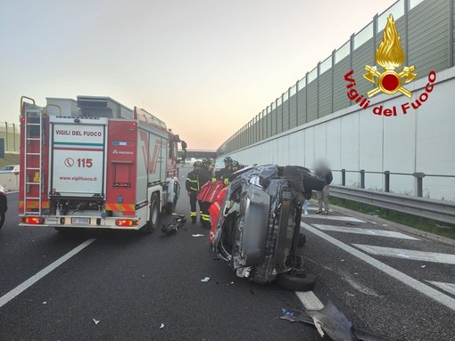 Carambola in A9, auto si ribalta: donna estratta dalle lamiere dai vigili del fuoco