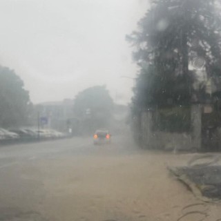Fiumi d’acqua in via Sanvito oggi pomeriggio a Varese