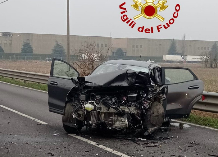 Auto si scontra un un furgone che trasportava cani nel Milanese: grave una donna