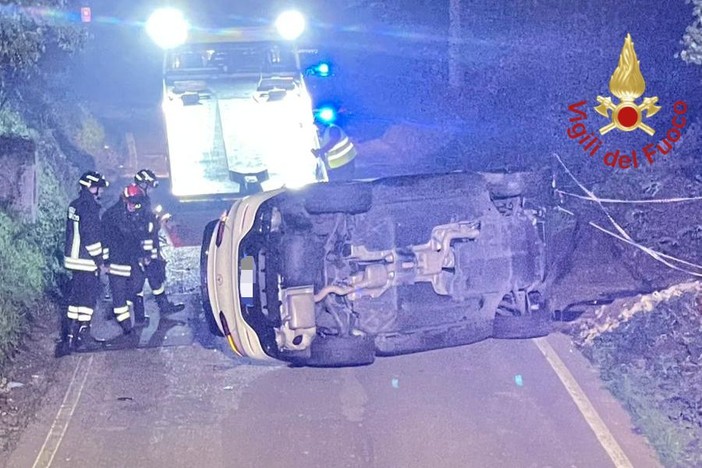 FOTO. Auto si ribalta nel Comasco, ma all'arrivo i soccorsi non trovano nessuno