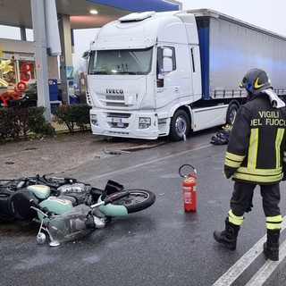 Moto contro auto nel Comasco, ventitrenne finisce sotto un camion in sosta: è grave