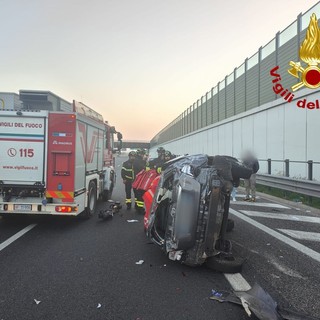 Carambola in A9, auto si ribalta: donna estratta dalle lamiere dai vigili del fuoco