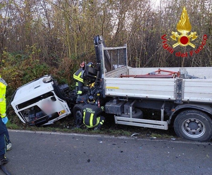 Incidente a Venegono Superiore, scontro tra un'auto e un camion: muore ragazzo di 20 anni