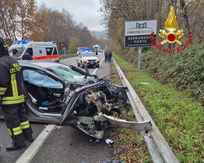 Scontro fra tre auto nel Varesotto, quattro persone ferite: due ragazzi in gravi condizioni