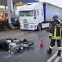 Moto contro auto nel Comasco, ventitrenne finisce sotto un camion in sosta: è grave