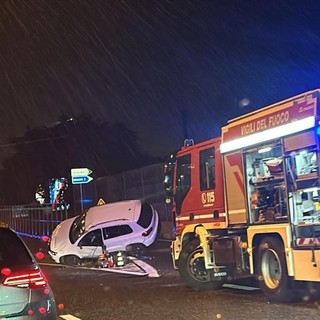 Auto si ribalta sulla superstrada di Malpensa: paura per tre persone