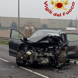 Auto si scontra un un furgone che trasportava cani nel Milanese: grave una donna