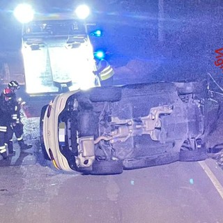 FOTO. Auto si ribalta nel Comasco, ma all'arrivo i soccorsi non trovano nessuno