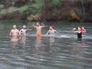 Nella foto il bagno gelido nelle acque del torrente Agogna per il Capodanno 2023