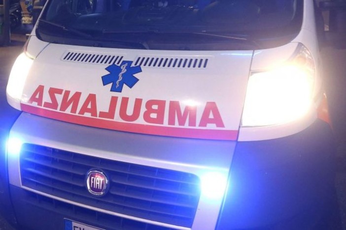 Cilavegna: auto urta un pedone 28enne in via Quasimodo