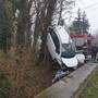 Magenta: automobilista fuori strada lungo la strada da Robecco a Pontevecchio, si schianta contro una pianta