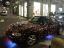 FOTO. Un'auto addobbata con le luminarie. Curiosità oggi pomeriggio in centro a Varese