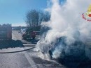 Auto in fiamme sull'autostrada A7 tra Gropello Cairoli e Casei Gerola