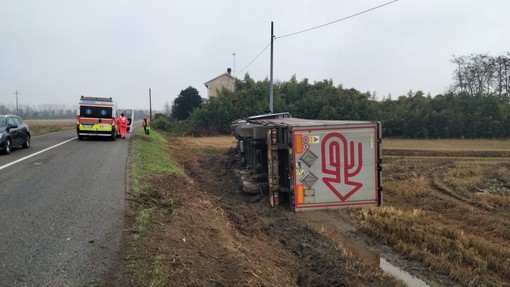 Gravellona: autoarticolato esce di strada sulla provinciale 192 e si schianta contro un palo della luce