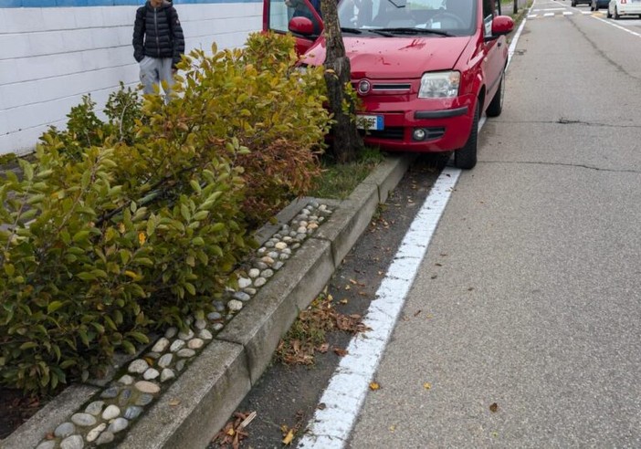 Magenta, Pontevecchio: sacerdote in auto sterza per evitare un veicolo e abbatte due alberelli sulla ciclopedonale