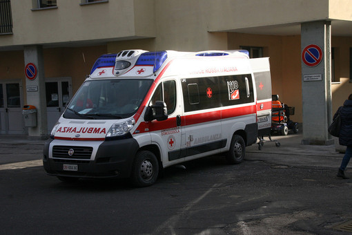 Auto si ribalta sul marciapiede a Novara, due feriti