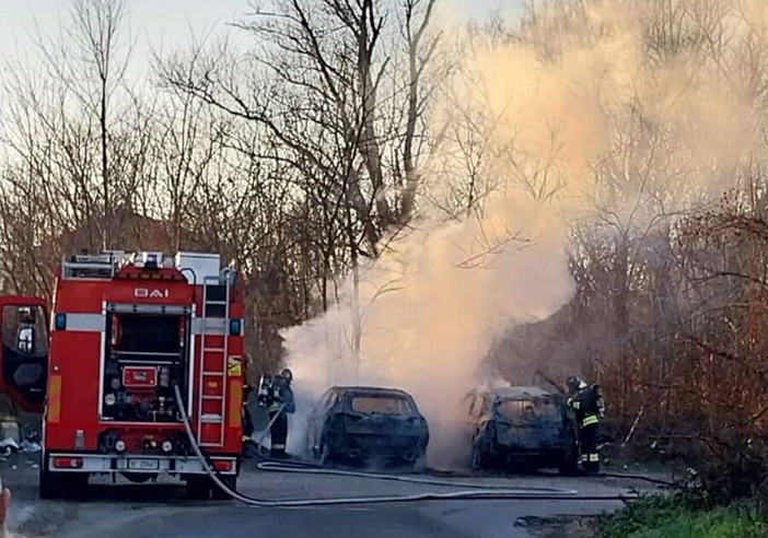 Boffalora sopra Ticino: auto in fiamme lungo la strada che porta al Ticino, si teme il dolo