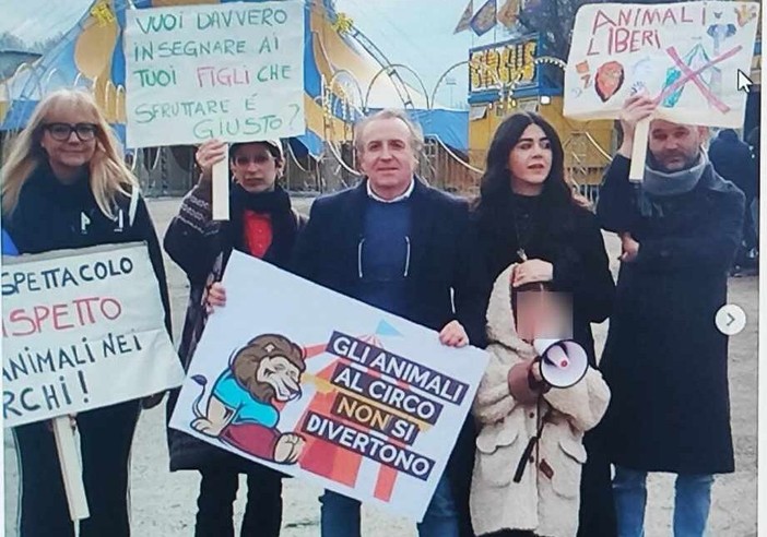 Novara, la protesta della piccola Olivia (5 anni): via gli animali dal circo