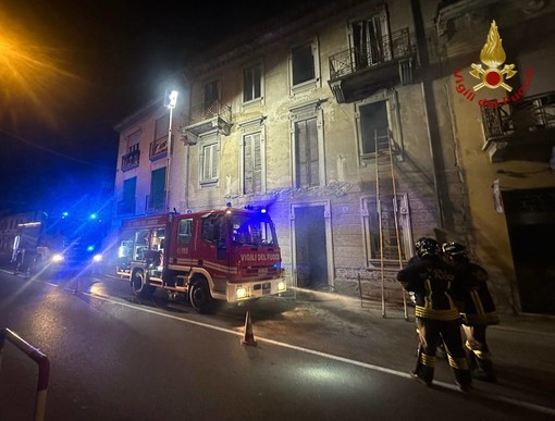 Pavese: incendio in un appartamento, i Vigili del fuoco impegnati 4 ore per spegnere le fiamme