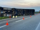 Pieve del Cairo: camion carico di rifiuti esce e si ribalta sulla provinciale 194