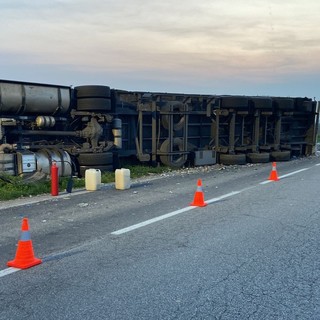 Pieve del Cairo: camion carico di rifiuti esce e si ribalta sulla provinciale 194