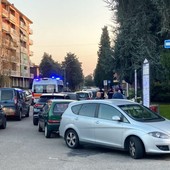 Magenta, caduta in piazza Kennedy: donna finisce al pronto soccorso