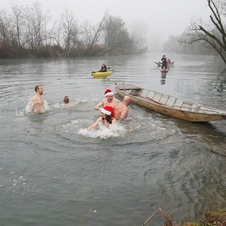 Nella foto il bagno gelido nelle acque del torrente Agogna per il Capodanno 2024