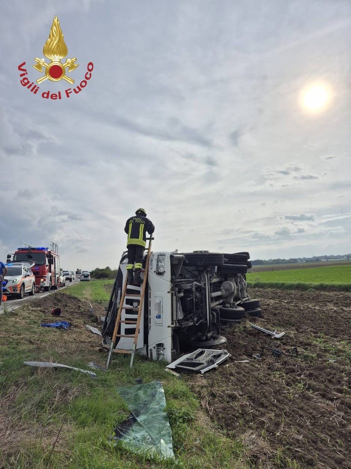 Oltrepò, camion si ribalta sulla provinciale 1, ferito conducente 65enne