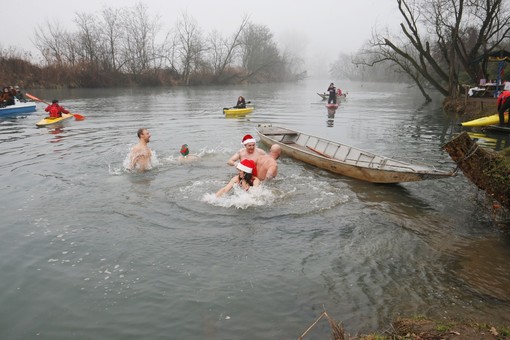 Lomello: nell'Agogna gelida il secondo &quot;cimento&quot; di Capodanno in Lomellina. Le immagini