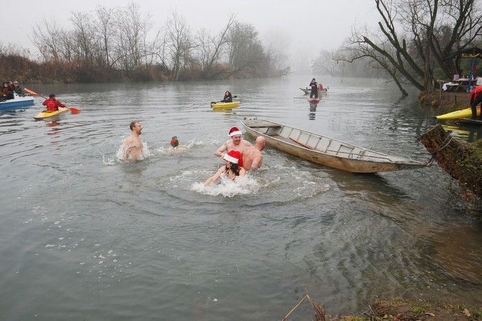 Nella foto il bagno gelido nelle acque del torrente Agogna per il Capodanno 2024