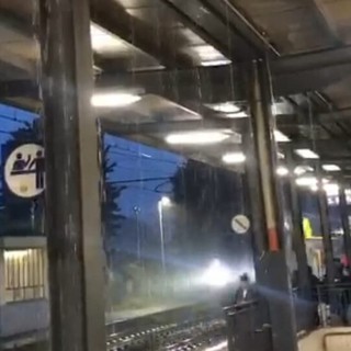 Pioggia battente: disagi ovunque, alla stazione di Corbetta/Santo Stefano nemmeno un riparo adeguato per i pendolari