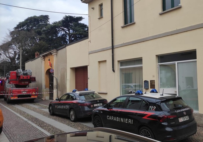 Mesero: barricato in casa, numerose pattuglie di carabinieri e vigili del fuoco sul posto