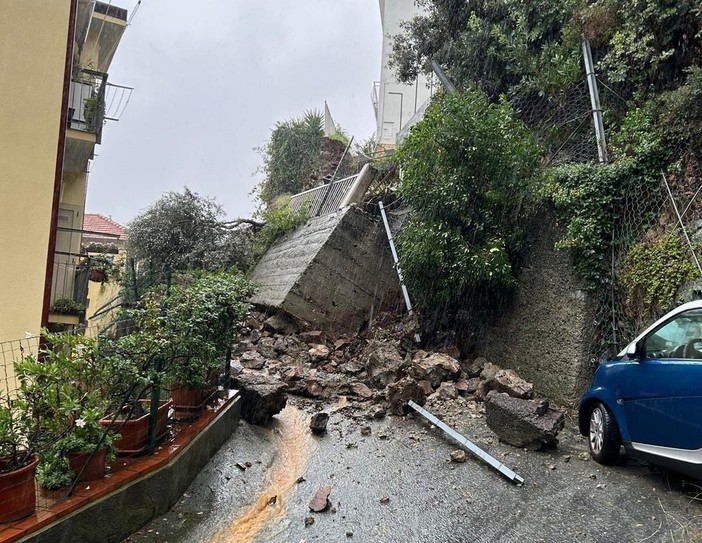 aura a Varazze per un crollo che avrebbe potuto avere conseguenze drammatiche. Sotto in gallery la situazione a Mallare, in Val Bormida, Savona e Albenga