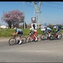 Milano – Torino, il passaggio dei ciclisti a Magenta alla rotonda di via Espinasse