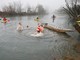 Nella foto il bagno gelido nelle acque del torrente Agogna per il Capodanno 2024