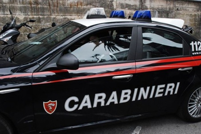 Torre d'Isola, vede un uomo che gli ruba l'auto e lo insegue. Intervengono i carabinieri, denunciato un 55enne