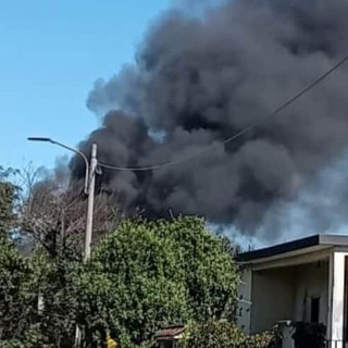 Corbetta: deposito materiali in fiamme in via per cascina Beretta, numerosi mezzi dei vigili del fuoco intervenuti