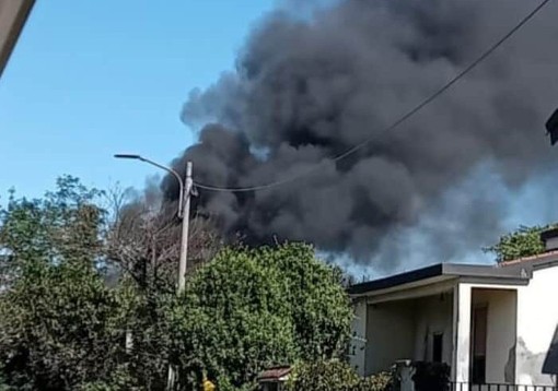 Corbetta: deposito materiali in fiamme in via per cascina Beretta, numerosi mezzi dei vigili del fuoco intervenuti