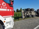 Vidigulfo: camion di ghiaia si ribalta sulla provinciale 2, ferito un 53enne