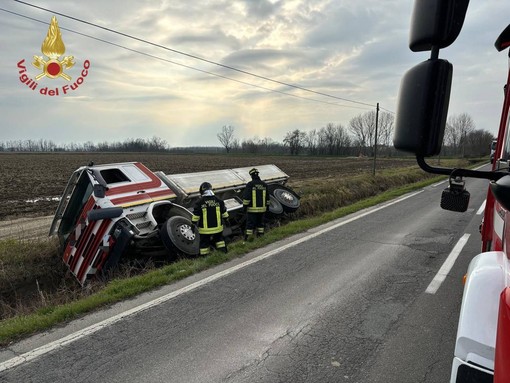 Pieve Albignola: esce di strada con il camion della ghiaia sulla provinciale, intervengono i Vigili del fuoco