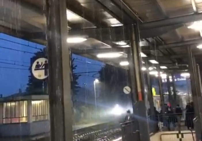 Pioggia battente: disagi ovunque, alla stazione di Corbetta/Santo Stefano nemmeno un riparo adeguato per i pendolari