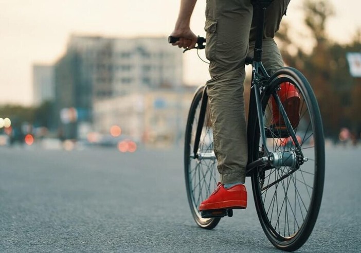 Ciclista 60enne muore a Milano