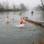 Nella foto il bagno gelido nelle acque del torrente Agogna per il Capodanno 2024