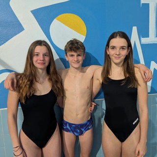 Nella foto di sinistra gli atleti dell’H2Sport che hanno gareggiato ai Regionali questo fine settimana: Miriam Cavarsaschi, Matteo Gatto e Martina Biso e nelle altre le 5 categorie dei partecipanti alla gara della Scuola Nuoto