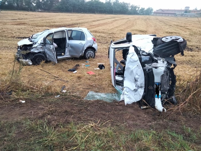 Scontro tra 3 auto sulla provinciale 192, tutte finiscono fuori strada, interviene l'elisoccorso