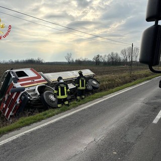 Pieve Albignola: esce di strada con il camion della ghiaia sulla provinciale, intervengono i Vigili del fuoco