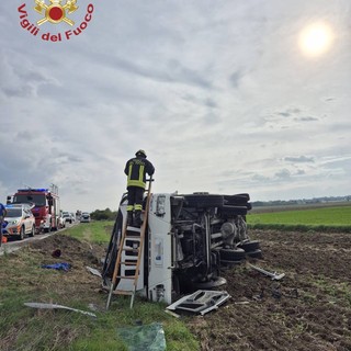 Oltrepò, camion si ribalta sulla provinciale 1, ferito conducente 65enne