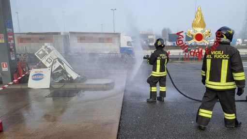 Allarme sull'A9: un camion travolge il distributore Gpl, evacuata area di servizio